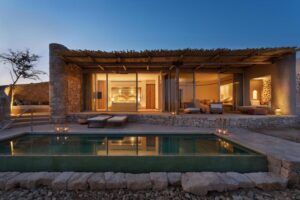 Villa avec terrasse et piscine privée dans la pénombre