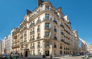 façade hausmanienne en angle dans le 8ème arrondissement à Paris