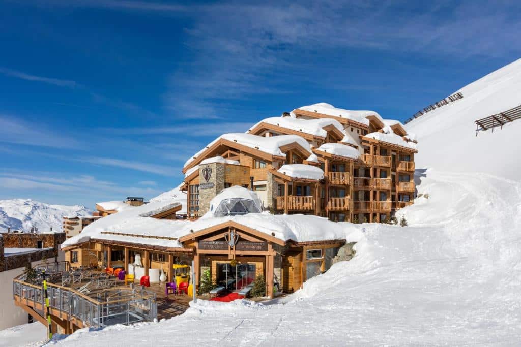vue extérieure de l'hôtel Pashmina Val Thorens avec sa terrassepour prendre un chocolat chaud après une bonne journée de ski