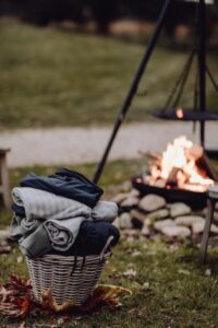 feu de camp pour faire griller des chamallows en soirée pendant les vacances dans le Limbourg aux Pays-Bas