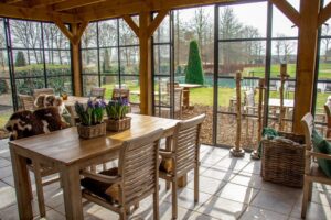 intérieur lumineux avec des tables dans le pavillon de jardin