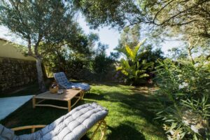 jardin avec ses transats à l'ombre dans la location de vacances Era à Minorque en Espagne dans l'Agroturismo Rafal Rubi