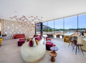 lobby de l'hôtel coloré et design