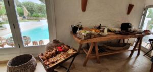 petit déjeuner avec des produits locaux sous forme de buffet à l'agritourisme en Espagne à Minorque