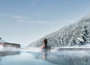 spa avec piscine extérieure chauffée et vue panoramique dans l'hôtel de luxe Lefay Resort Dolomiti