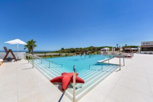 piscine extérieure avec étoile de mer flottante et vue au loin sur la mer