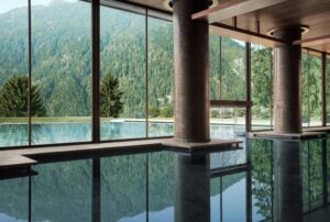 piscine intérieure et extérieur chauffée du spa