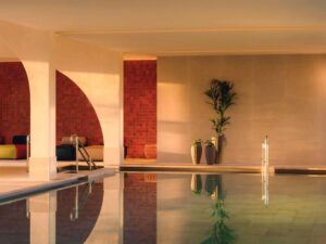 vue des transats design de la piscine intérieure du So Sotogrande hôtel