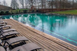 piscine naturelle et transat à l'hôtel de Hilkensberg dans le Limbourg aux Pays-Bas