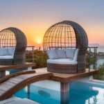 transat double design sur ponton au dessus de la piscine au coucher du soleil en grèce