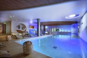 spa avec piscine intérieure, jacuzzi, hammam et sauna au Pashmina Val Thorens