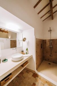 salle de douche avec produits d'accueil de toilette