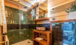 salle de douche confortable avec wc et lavabo dans une cabane perchée dans les arbres en Champagne