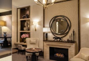 petit salon feutré et intime avec cheminée à l'hôtel Elysia à Paris