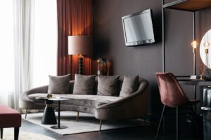 Junior suite cosy et chic avec salle de bain ouverte en marbre noir
