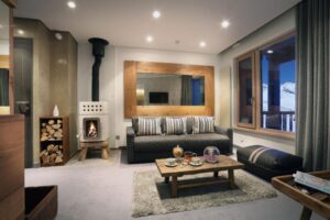 salon cosy avec poêle à bois dans une suite à l'hôtel Pashmina Val Thorens