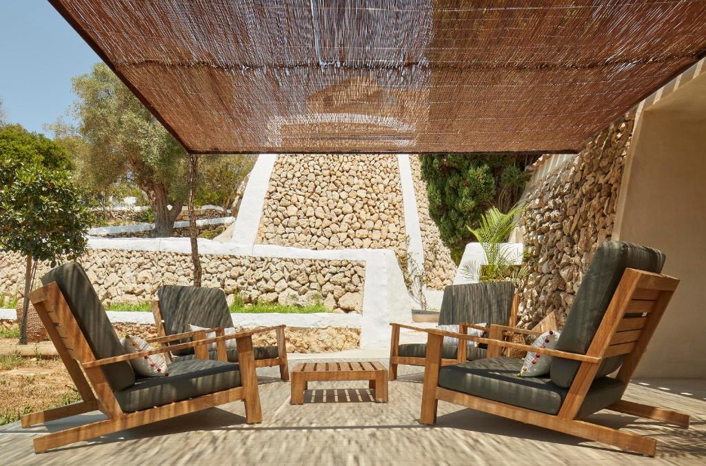 Salon extérieur idéal pour l'apéritif à l'ombre des canisses en Espagne