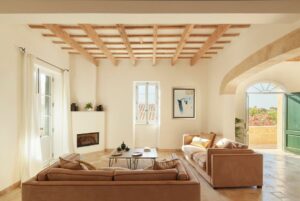 salon avec cheminée dans la maison en location vacances à l'agroturismo Rafal Rubi à Minorque en Espagne