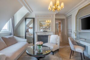 salon cosy d'une suite avec parquet en bâton rompu à l'hôtel Elysia