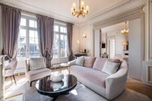 salon cosy et chaleureux d'une suite à l'hôtel Elysia à Paris
