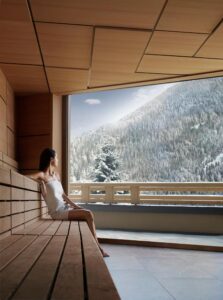 sauna panoramique sur les forêts des Dolomites dans le nord de l'Italie