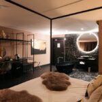 chambre cosy avec salle de bain ouverte dans un hôtel à Maastricht