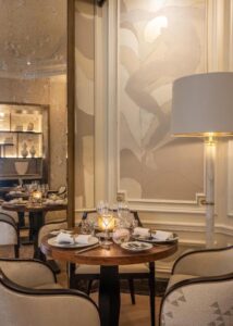 table au restaurant de l'hôtel Elysia à Paris dans le 8ème arrondissement