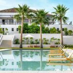 une des piscines extérieures de l'hôtel So Sotogrande Resort en Andalousie