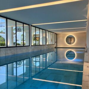 piscine intérieure du spa de l'hôtel