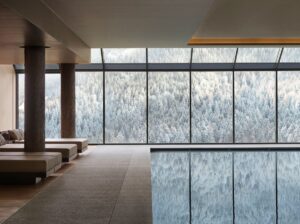 photo du spa de l'hôtel Lefay Resort avec vue sur la montagne