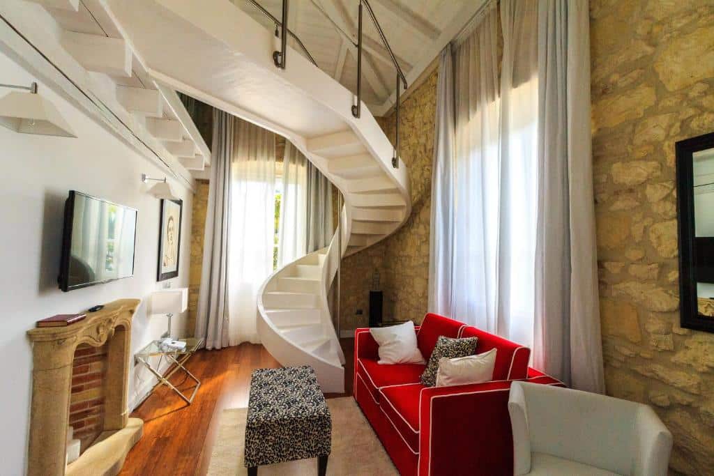 Suite en duplex avec en bas salon, cheminée et un bel escalier en colimaçon pour rejoindre la chambre
