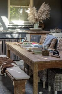 table dans le séjour pour se poser et préparer sa visite du Limbourg