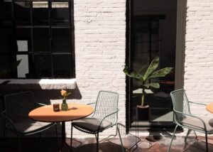 table sur la terrasse du Cousins Boutique Hotel à Maastricht