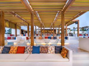 Terrasse de l'hôtel avec piscine et spa en Andalousie