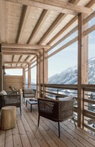 terrasse cosy avec vue sur les Dolomites dans une chambre de l'hôtel Lefay Resort Dolomiti
