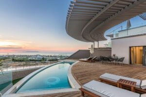 Terrasse avec transat et piscine privée d'un appartement à l'appart'hôtel Onira Suite Dreams en Crète