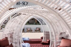 transat double design au bord de la piscine en Espagne
