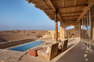 terasse, transat et piscine privée au programme du Sis Senses Shaharut dans le désert en Israël