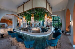 bar à la décoration colorée et contemporaine