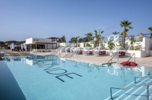 grande piscine extérieure avec transat et bar en Espagne