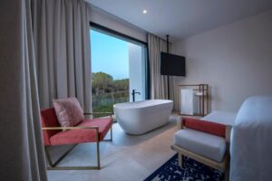 chambre avec baignoire dans la chambre et vue sur l'extérieur