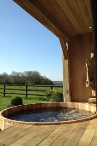 bain nordique avec vue sur la campagne