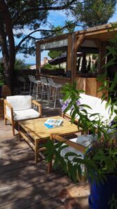 bar et salon de jardin aux Suites d'Agosta, chambre d'hôtes en Corse
