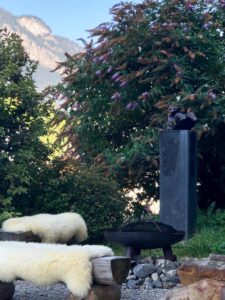 brasero dans le jardin pour la soirée au coin du feu