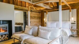chambre double avec salon et cheminée à bois dans la campagne anglaise