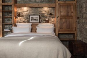 chambre avec mur en pierres apparents