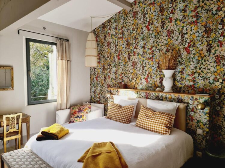 chambre fleurie à la chambre d'hôtes la Magnanerie de l'Isle-sur-la-Sorgue