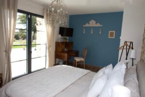 chambre cosy joliment décorée