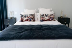 chambre cosy aux couleurs blanches et noires