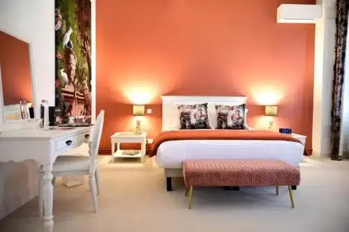 chambre double aux teintes rouges à la chambre d'hôtel Pavillon des Millésimes